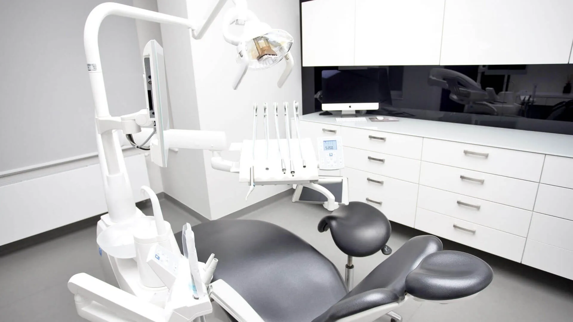 nowoczesny-gabinet-stomatologiczny-z-czarnym-fotelem-wichlinscy-gorlice