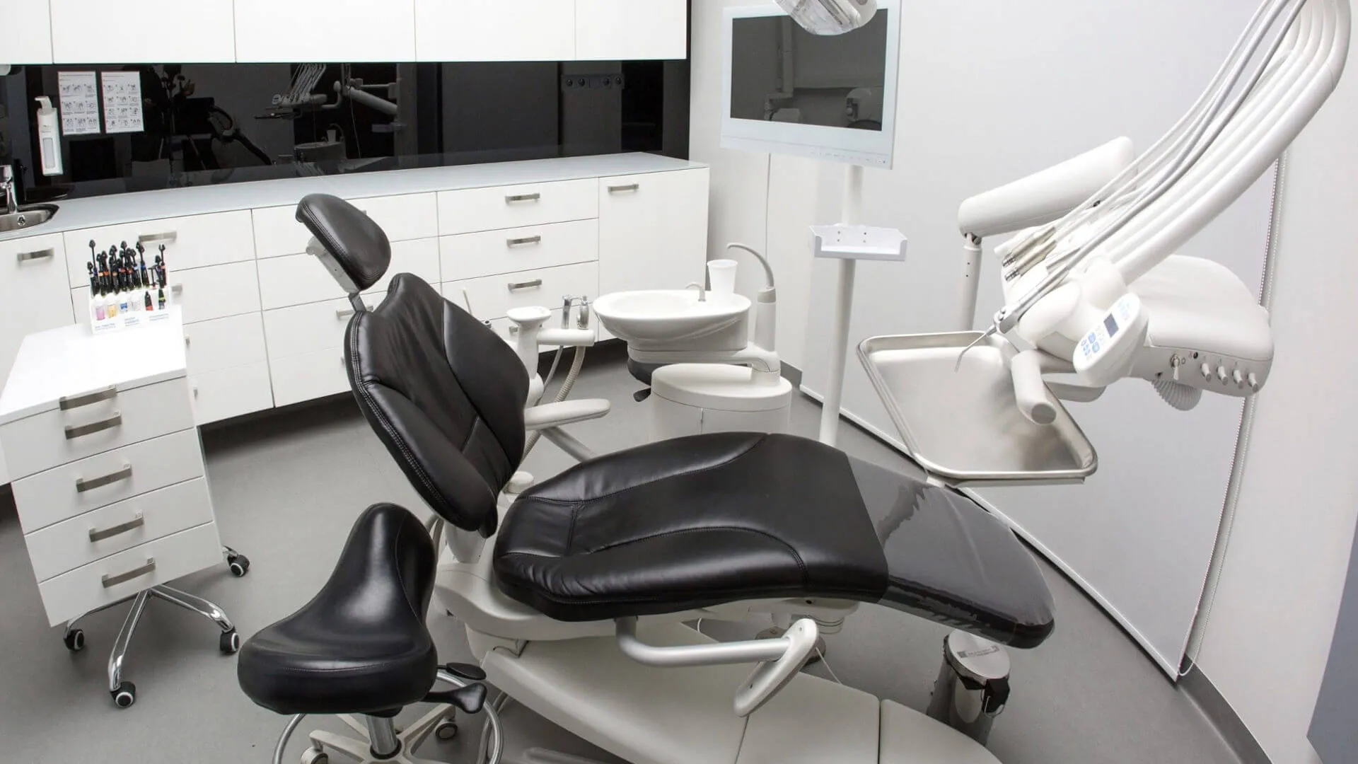 stanowisko-stomatologiczne-z-czarnym-fotelem-i-unit-wichlinscy-gorlice