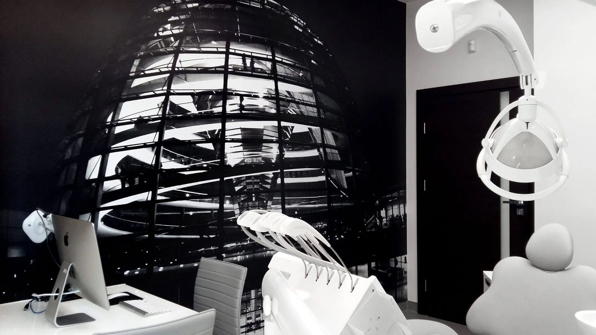 gabinet-stomatologiczny-z-czarna-sciana-i-modernistycznym-motywem-wichlinscy-gorlice