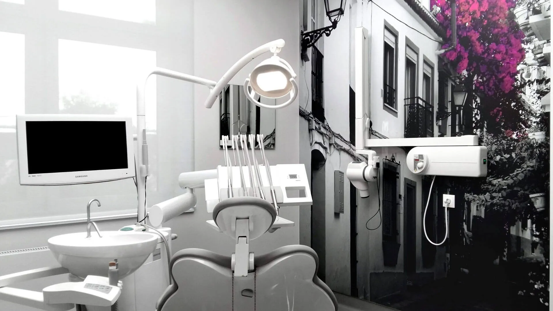 gabinet-stomatologiczny-z-fototapeta-ulicy-i-oswietleniem-sufitowym-wichlinscy-gorlice