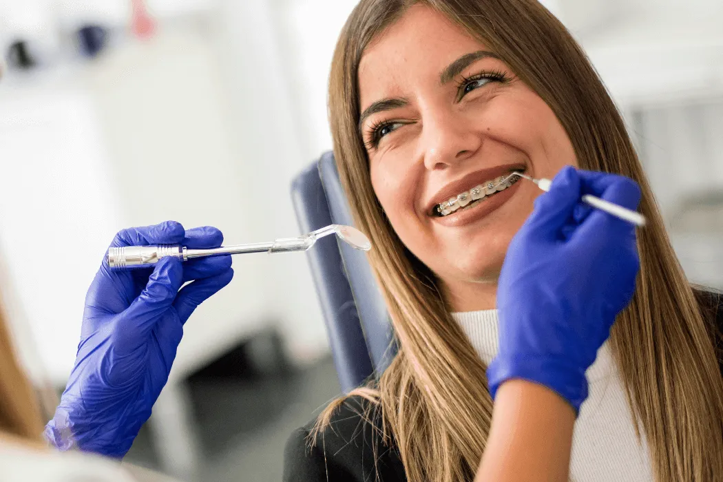 ortodoncja-dla-doroslych-pacjentka-w-gabinecie-stomatologia-wichlinscy