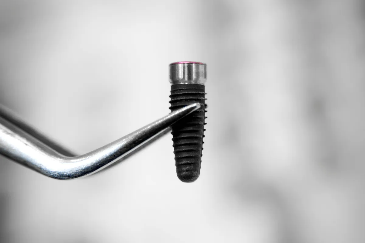 stomatologia-wichlinscy-implant-zebowy