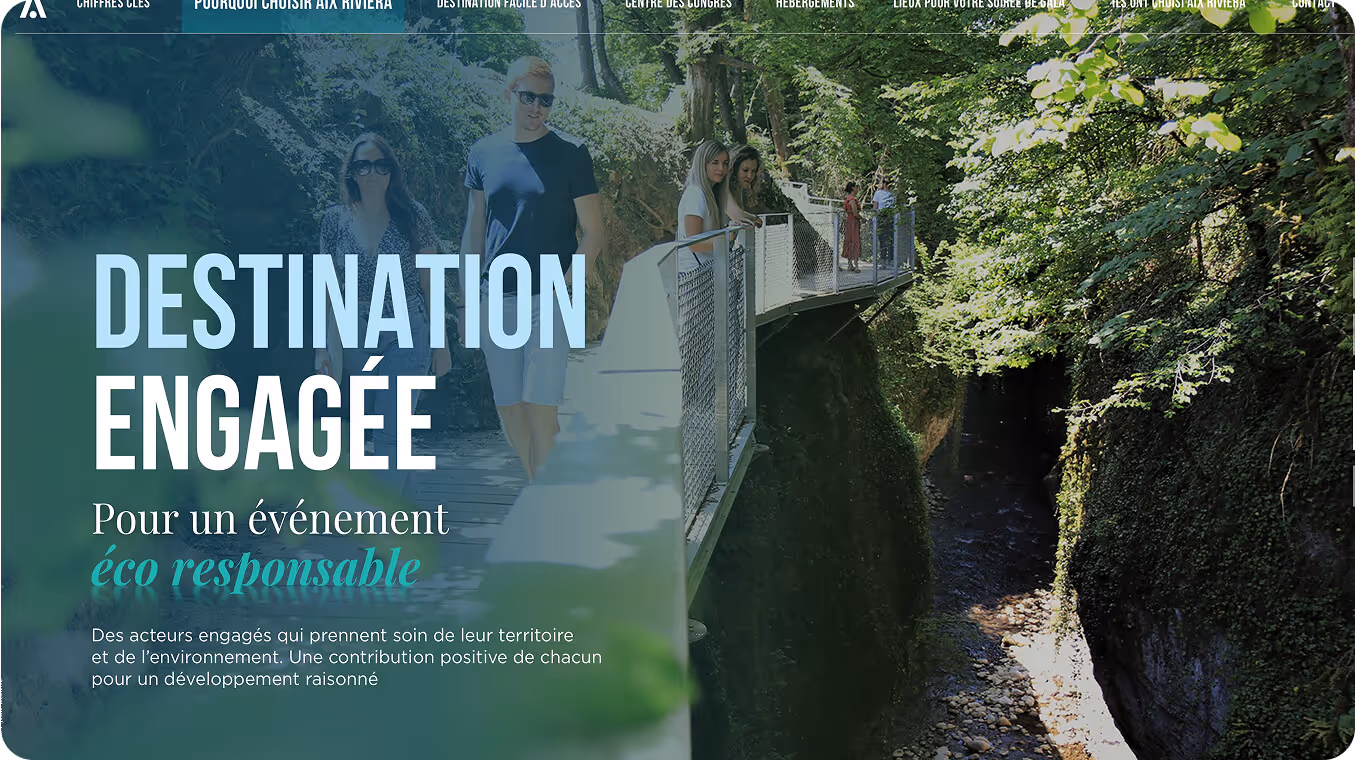 Design avec une passerelle sur une gorge boisée avec des personnes marchant, texte sur l'engagement éco-responsable pour un événement.