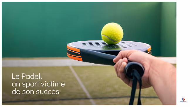 Slide avec une main tenant une raquette de padel avec une balle jaune posée dessus, sur un terrain de padel, avec le texte « Le Padel, un sport victime de son succès ».