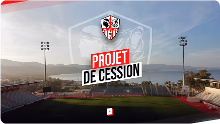 Une design montrant un terrain de football vide avec un ciel bleu en arrière-plan et un logo avec le texte «PROJET DE CESSION» superposé au centre.