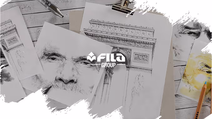 Croquis en noir et blanc d'un visage d'homme et de l'arc de triomphe, avec un crayon et un pinceau sur une table.