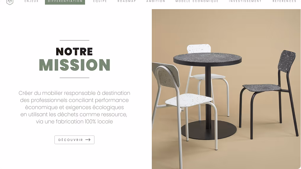 Présentation montrant une table ronde noire avec trois chaises de style industriel en matériaux recyclés sur un fond beige.