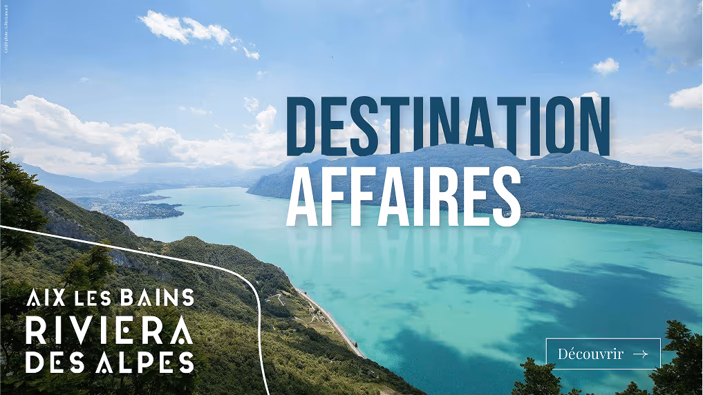 Vue panoramique d'un lac turquoise entouré de montagnes verdoyantes sous un ciel partiellement nuageux, avec le texte « Destination Affaires » et le logo Aix Les Bains Riviera des Alpes.