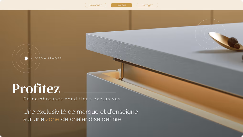 Design d'un coin d'un meuble moderne éclairé indirectement, avec une cuillère dorée et des baies à droite, sur fond beige.