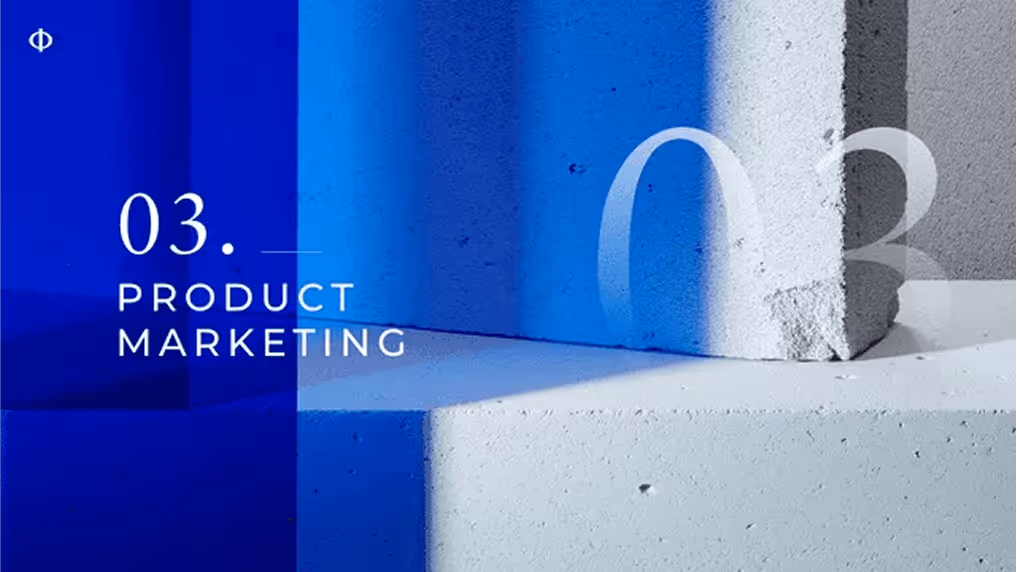 Texte indiquant « 03. PRODUCT MARKETING » sur un fond de blocs de béton avec des ombres bleues au milieu d'un pitch deck