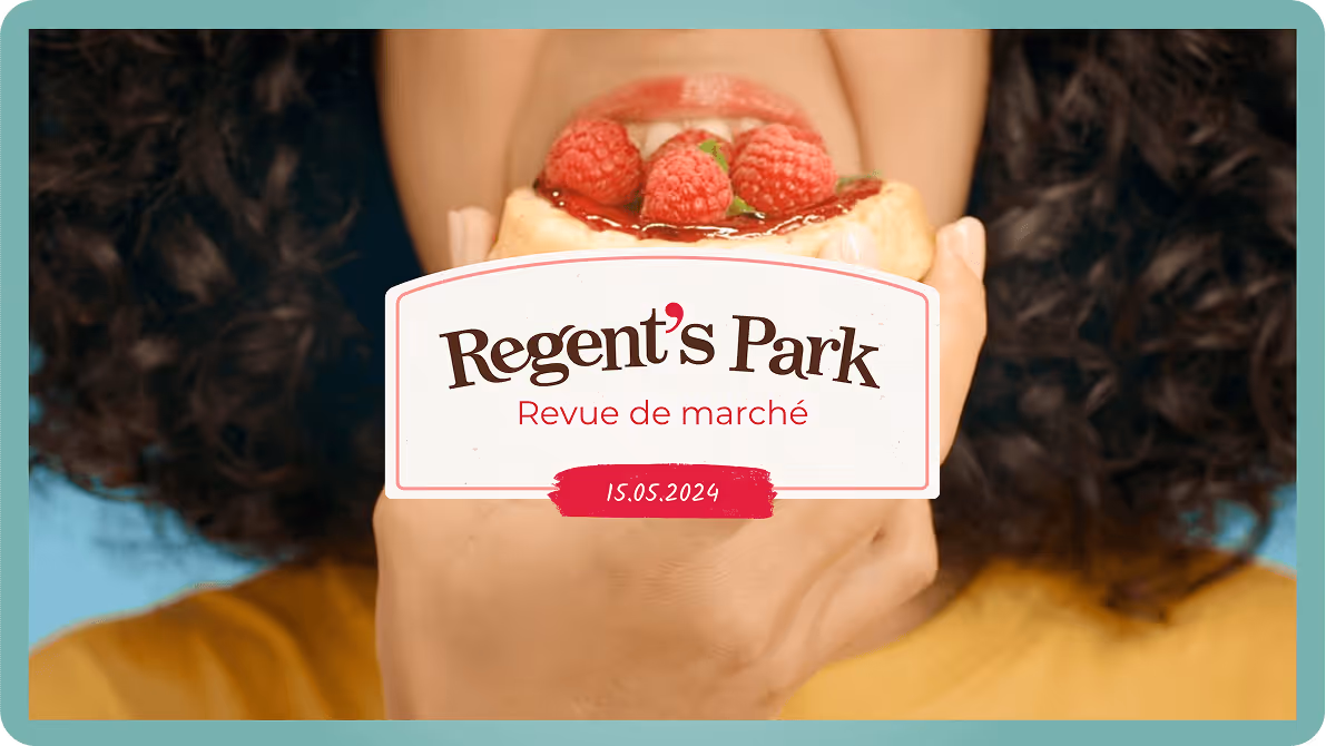 Une personne avec des cheveux bouclés mange un dessert garni de framboises.