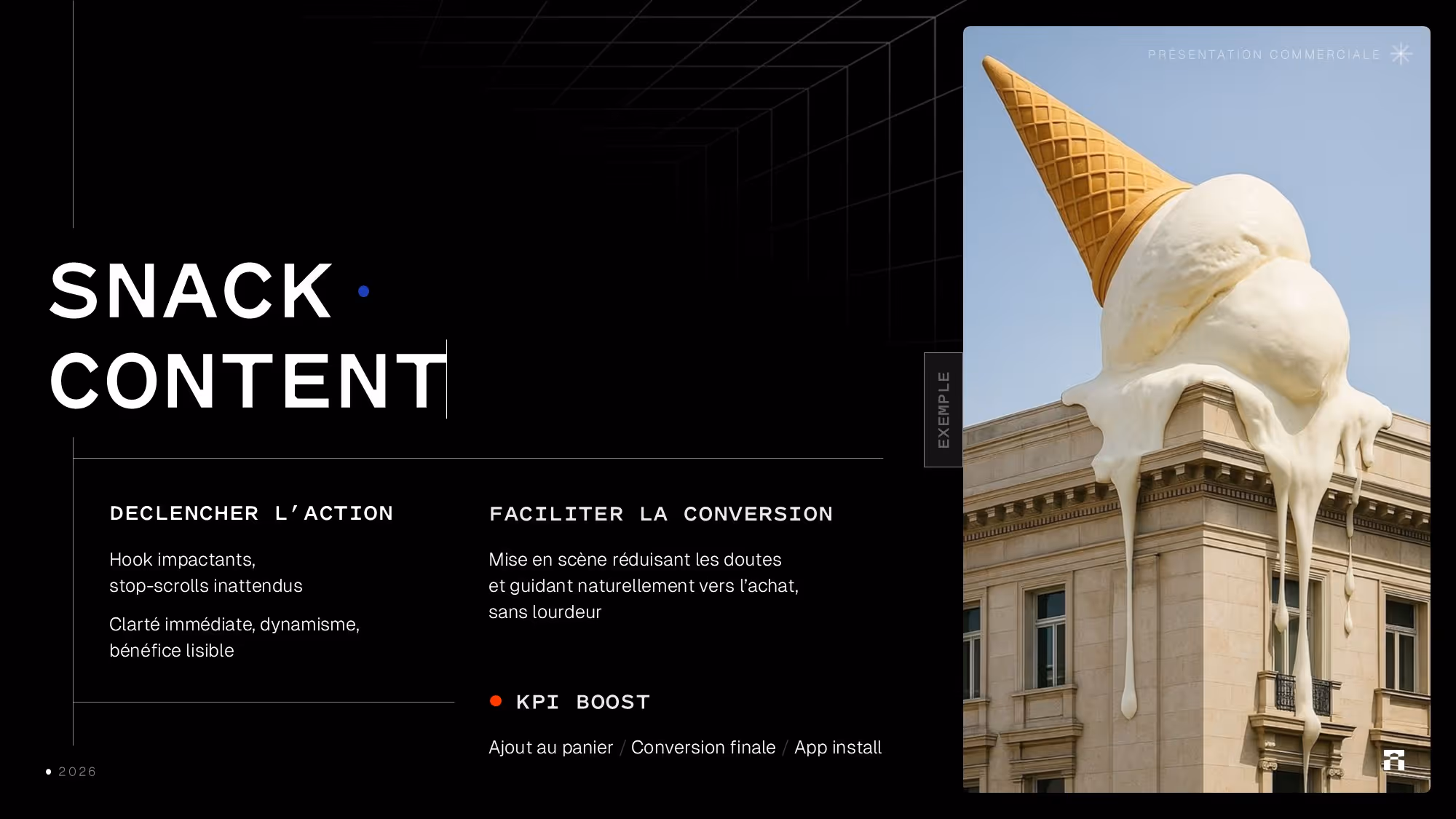 Grand bâtiment avec une énorme glace fondante en cornet posée sur le toit sous un ciel bleu clair.