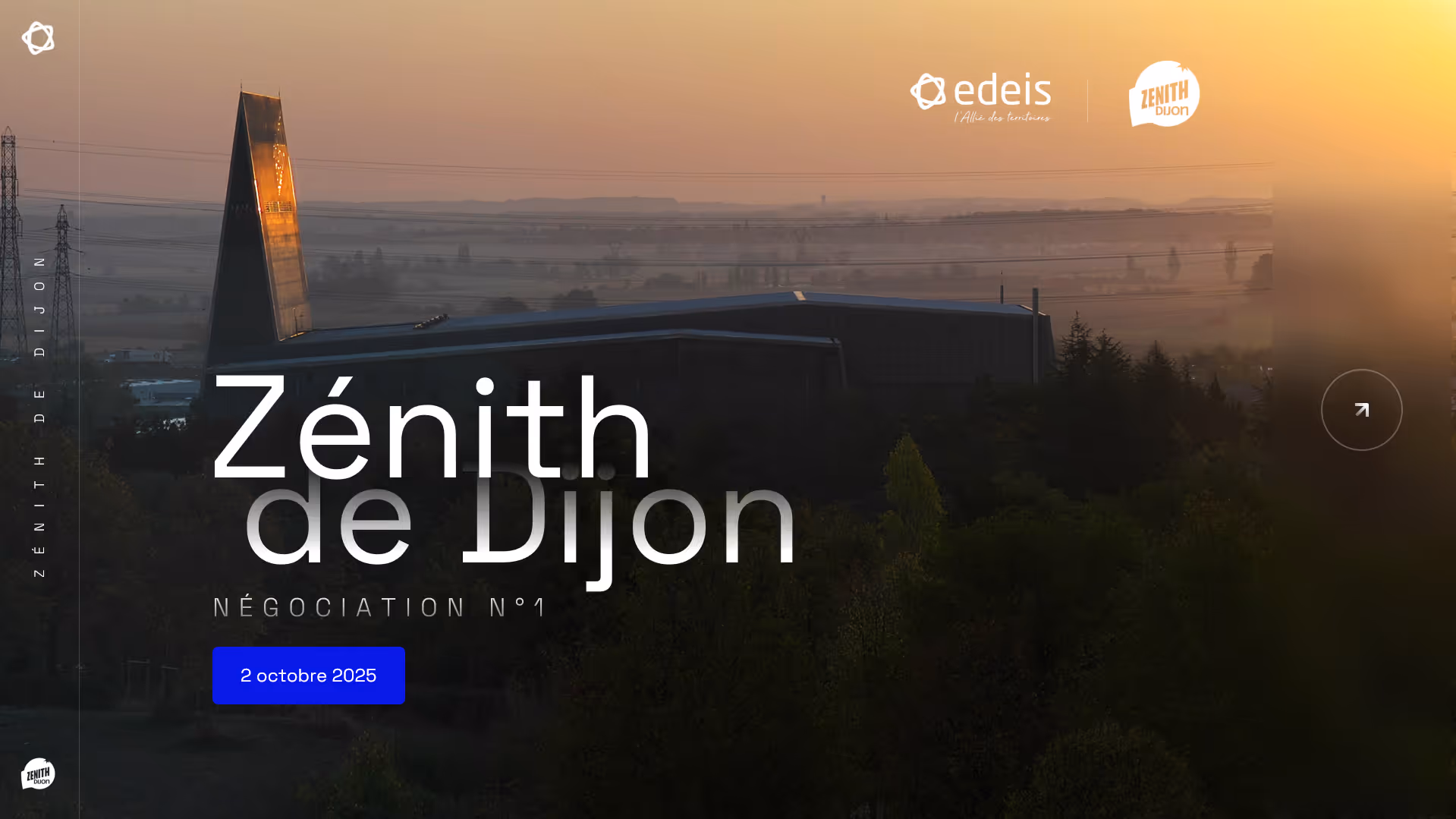 Le Zénith de Dijon au coucher du soleil avec forêts et collines en arrière-plan.