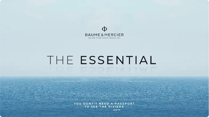 Texte publicitaire de Baume & Mercier avec vue sur une mer bleue calme et ciel clair.