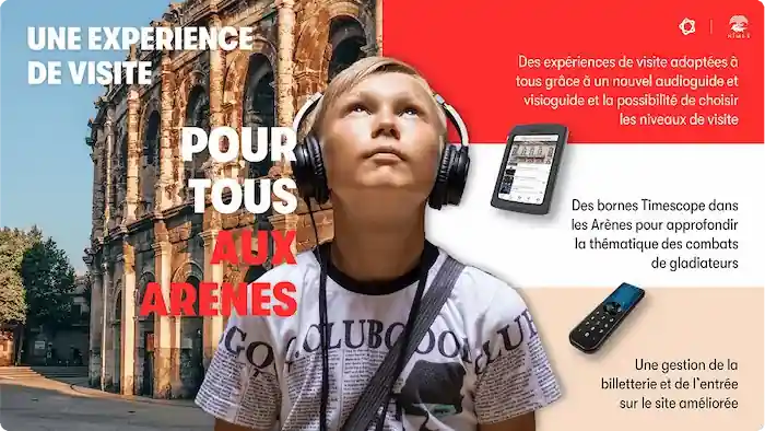 Un garçon portant un casque audio devant les Arènes, avec texte sur une expérience de visite accessible à tous.