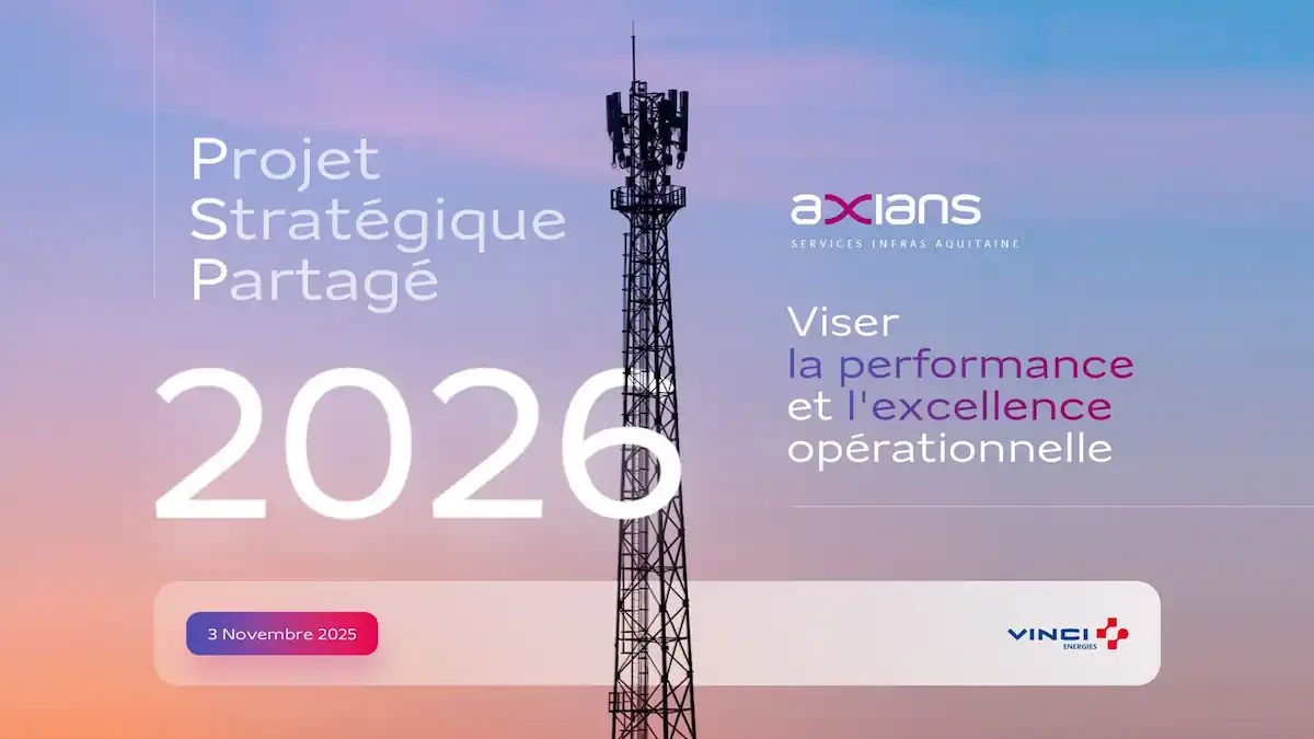 Tour de télécommunication au coucher du soleil avec texte sur Projet Stratégique Partagé 2026 et logos Axians et Vinci.