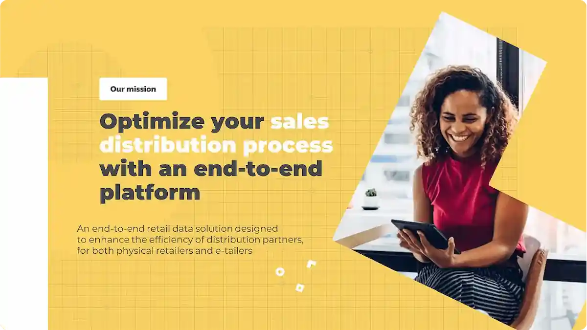 Femme souriante consultant une tablette, avec texte sur optimisation du processus de distribution des ventes.