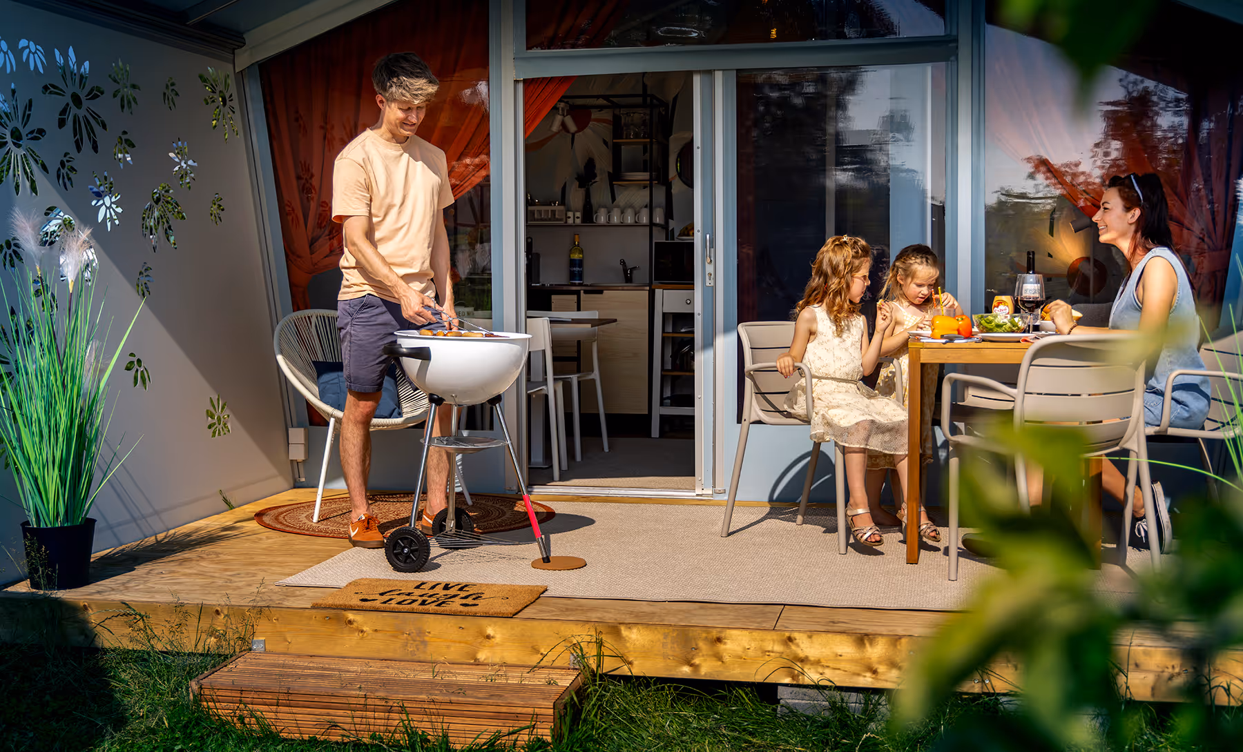 Gezin aan het eten op het terras van de Nordya® Tent
