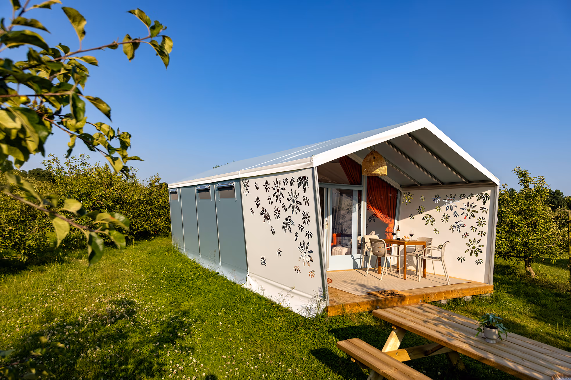 Een grote Nordya® op een camping in de zon