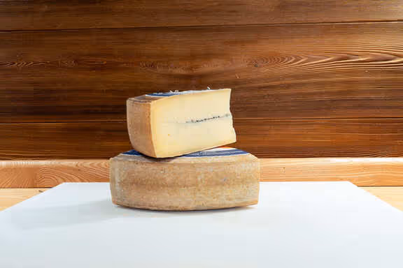 Morbier au lait cru : 80 jours minimum d'affinage et médaille d'or