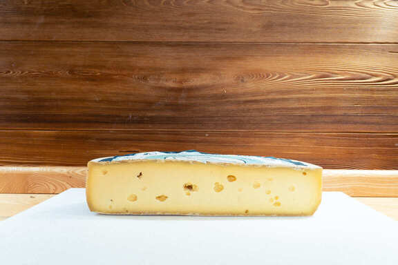 Raclette vagne au lait cru affiné au vin blanc du Jura