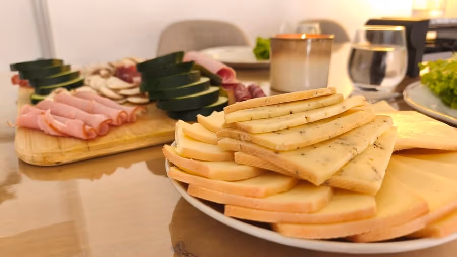 Plateau raclette équilibré avec fromages, charcuterie et légumes