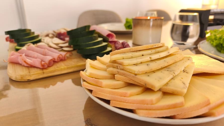 Plateau raclette équilibré avec fromages, charcuterie et légumes