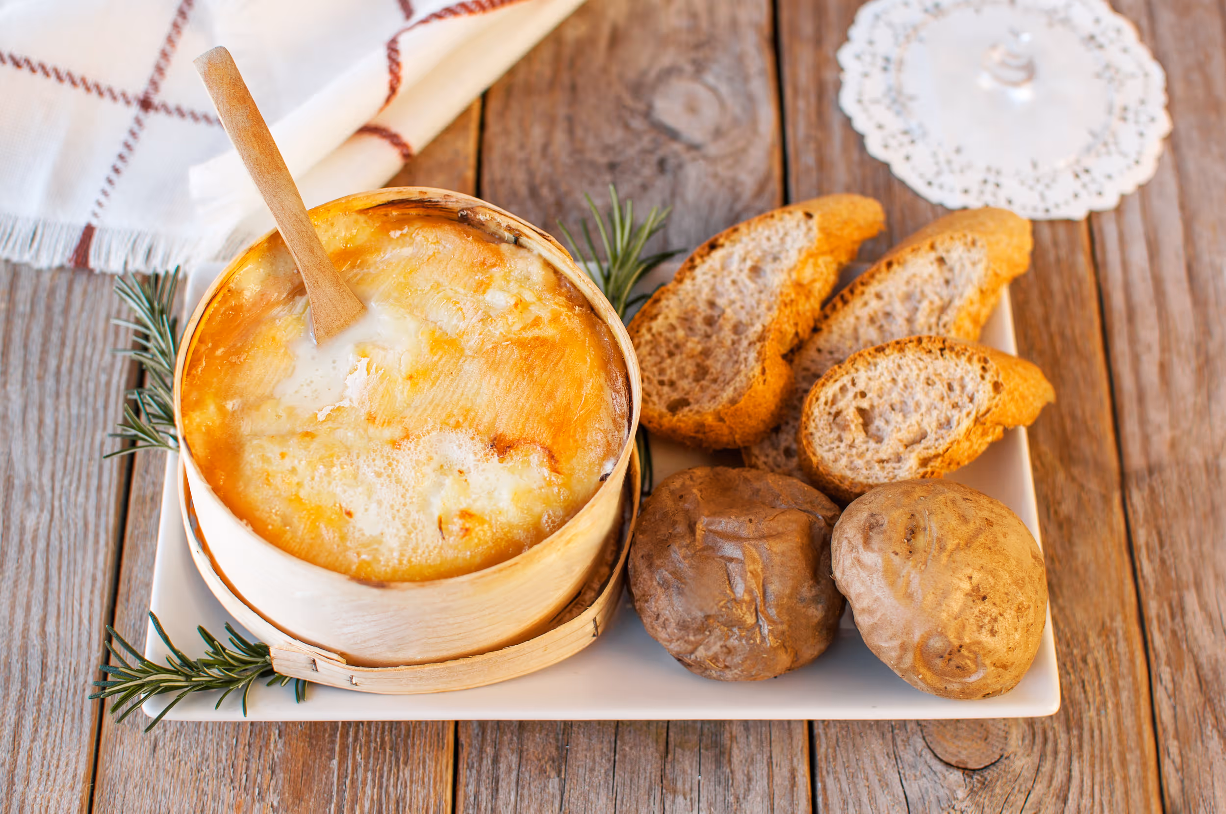 Mont d'or au four : recette facile pour un fromage du Jura gourmand