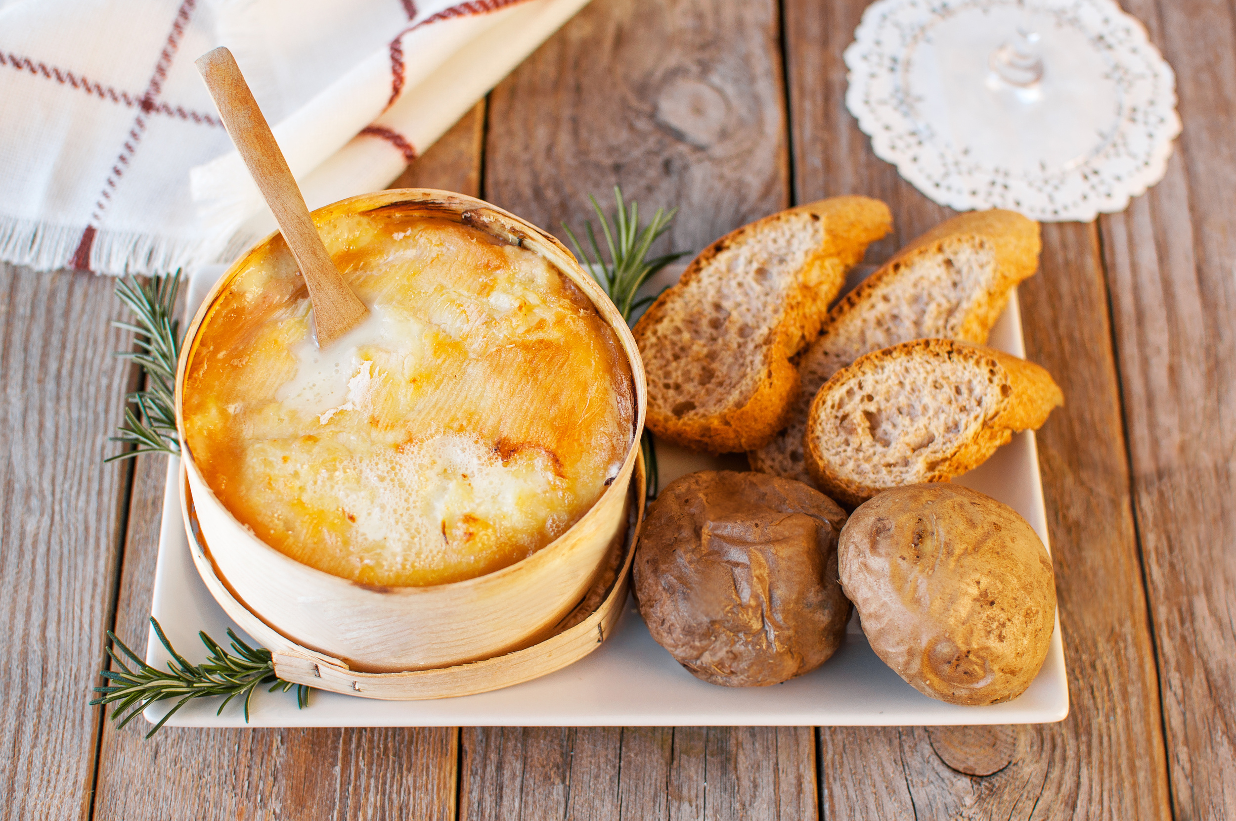 Mont d'or au four : recette facile pour un fromage du Jura gourmand