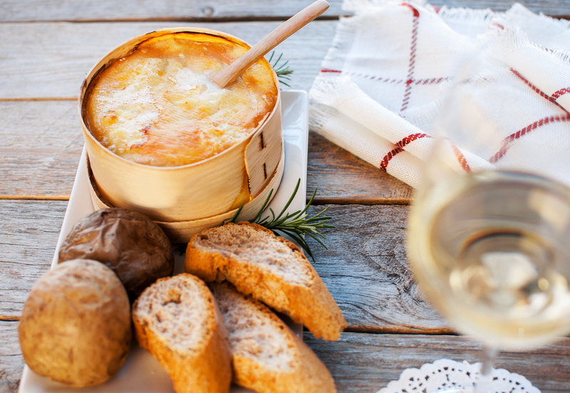 Mont d’Or en cuisson au four à 180 °C, croûte dorée et fromage fondant