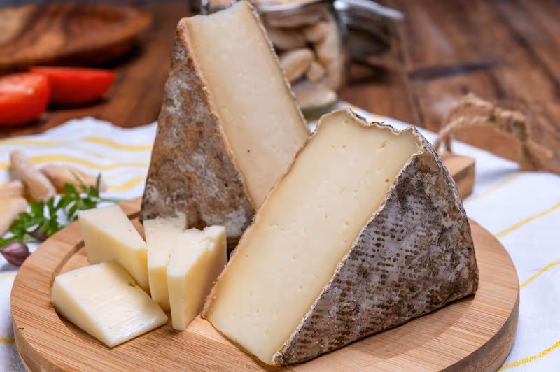 Fromages savoyards traditionnels comme le Beaufort et l’Emmental