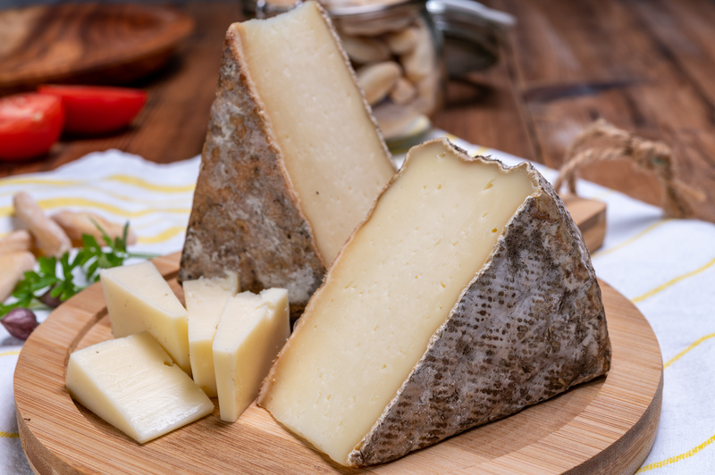 Fromages savoyards traditionnels comme le Beaufort et l’Emmental