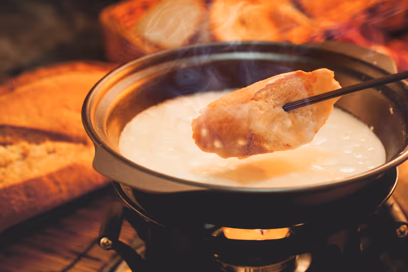 Dégustation conviviale de fondue en hiver autour d’une table