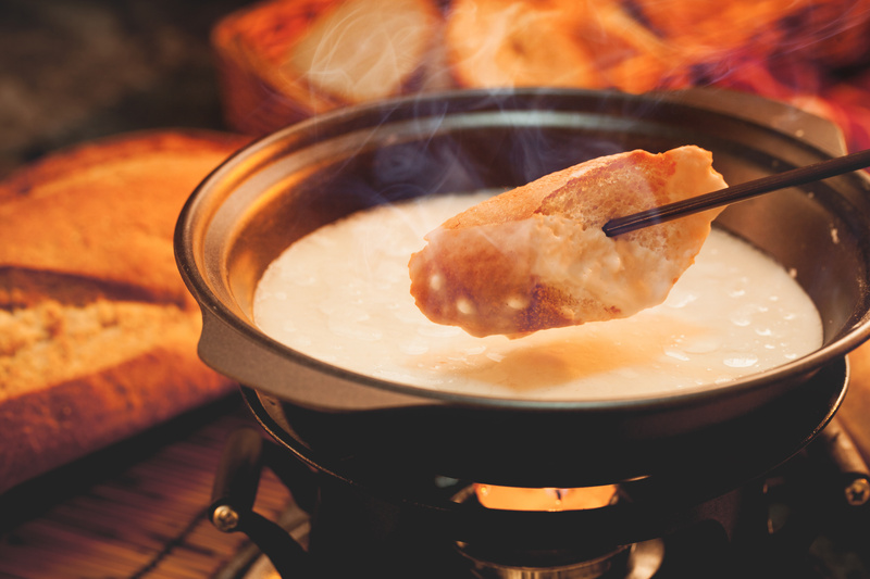 Dégustation conviviale de fondue en hiver autour d’une table