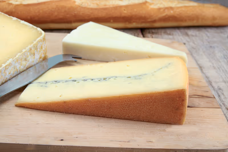 Fromages emblématiques de Franche-Comté sur une planche apéritive