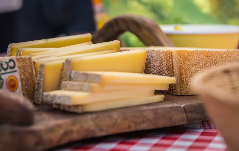 Différents affinages de comté présentés sur une planche pour choisir selon la recette