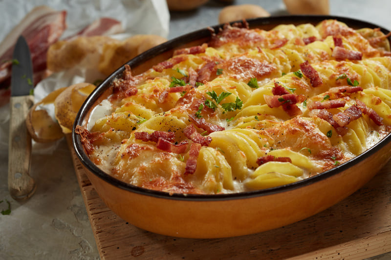 Gratin de pommes de terre au comté avec une croûte dorée et fondante