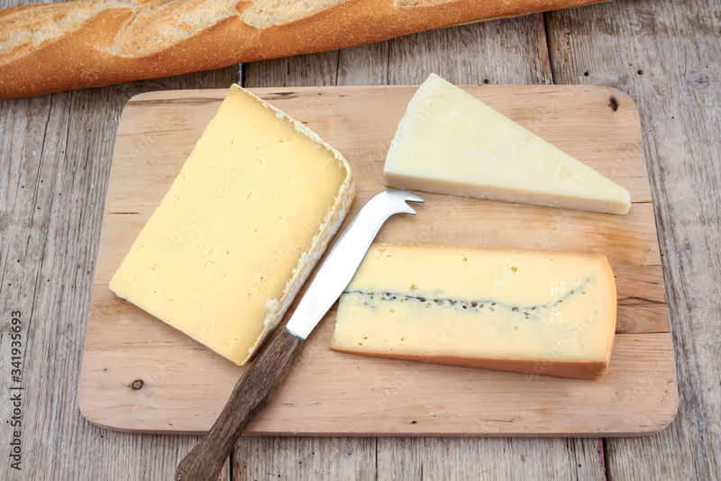 Plateau de fromages mettant en valeur le Morbier de la Fromagerie de Gilley