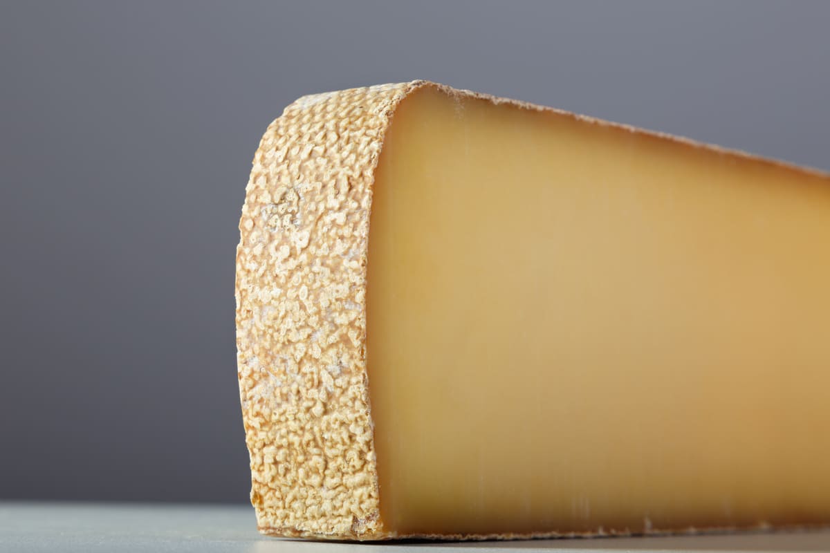 morceaux de comté avec différents mois d’affinage