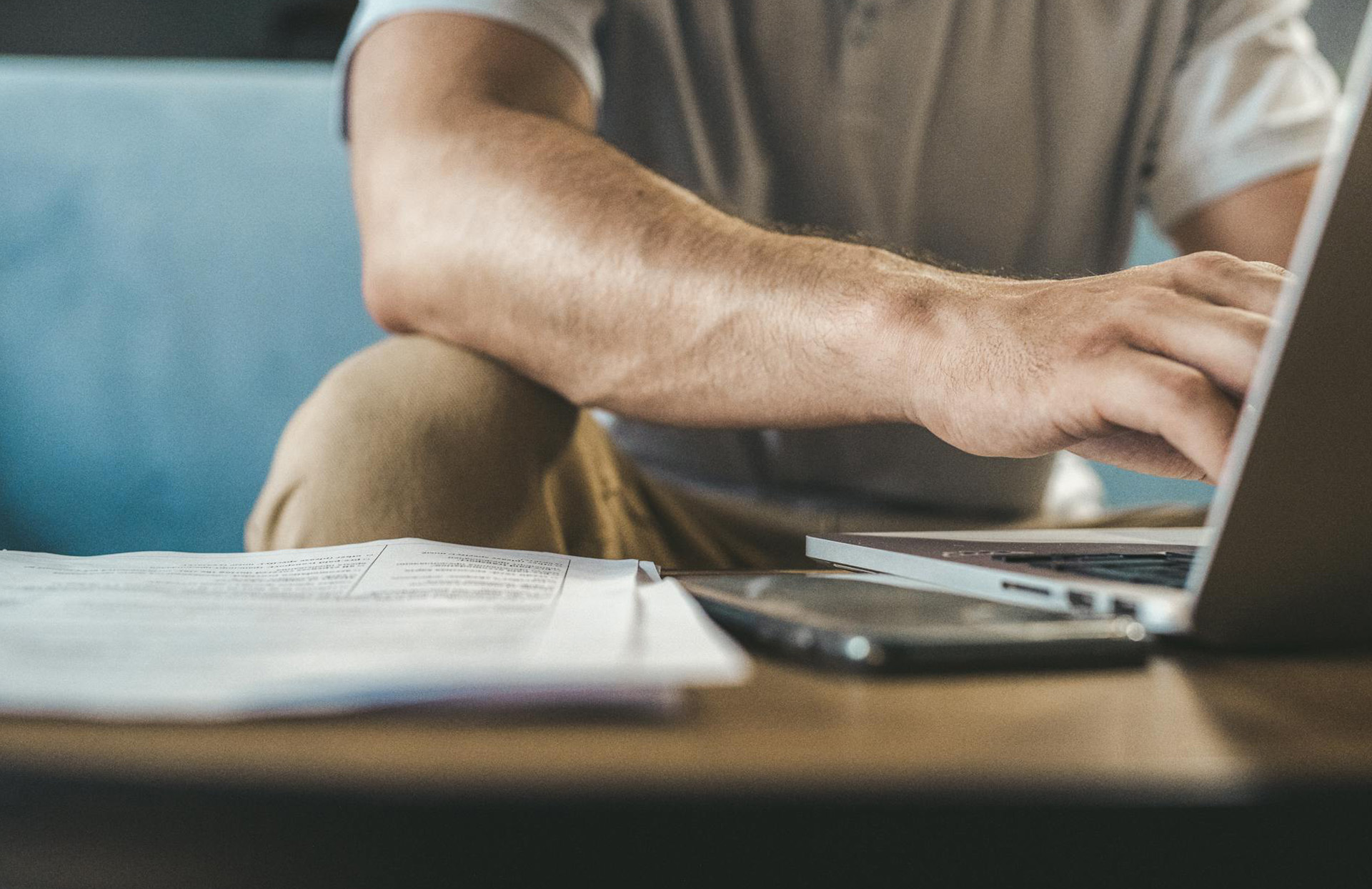 man die strategisch onderzoek doet achter zijn computer