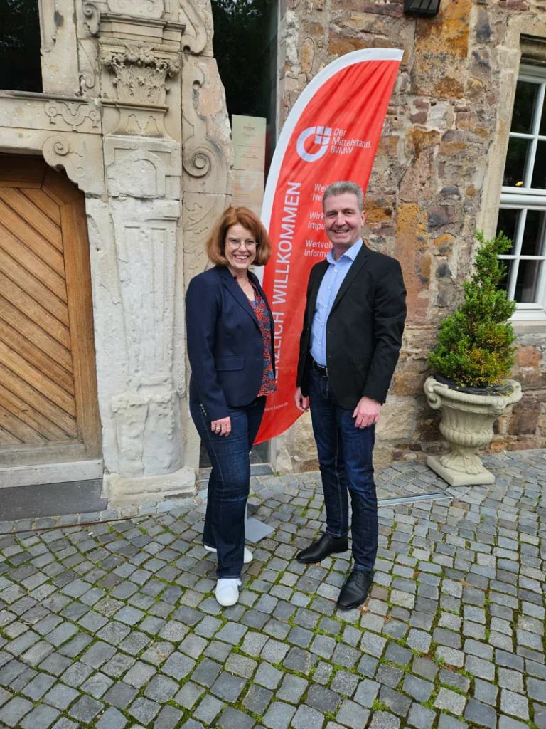 Dirk Hellmert und Gastreferentin Jana Fuhrmann-Heise (GF BIOND GmbH) vor einem BVMW-Banner