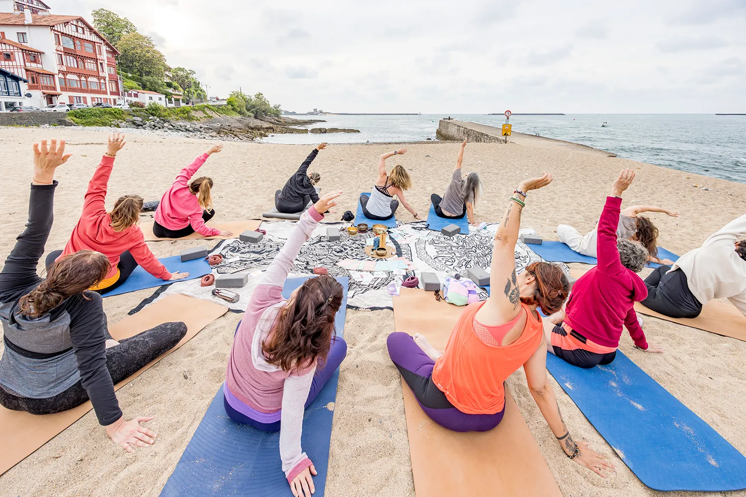 Cours de Yoga sur la Plage au Pays Basque, plage de Ciboure.