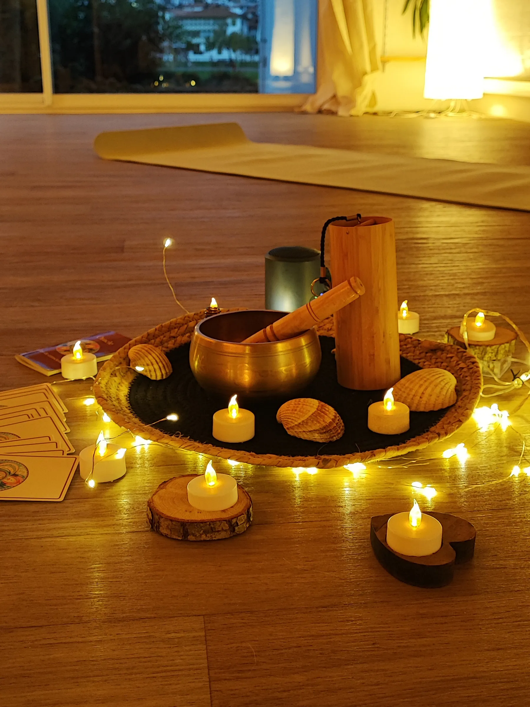 Cours de Yoga en salle, à la bougie, au Pays Basque.