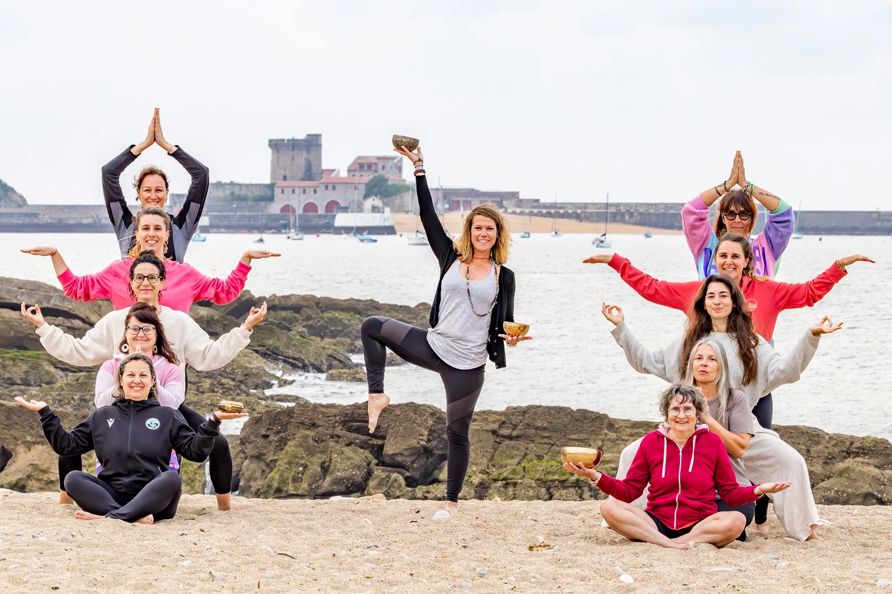 Cours de Yoga sur la Plage au Pays Basque, plage de Ciboure.