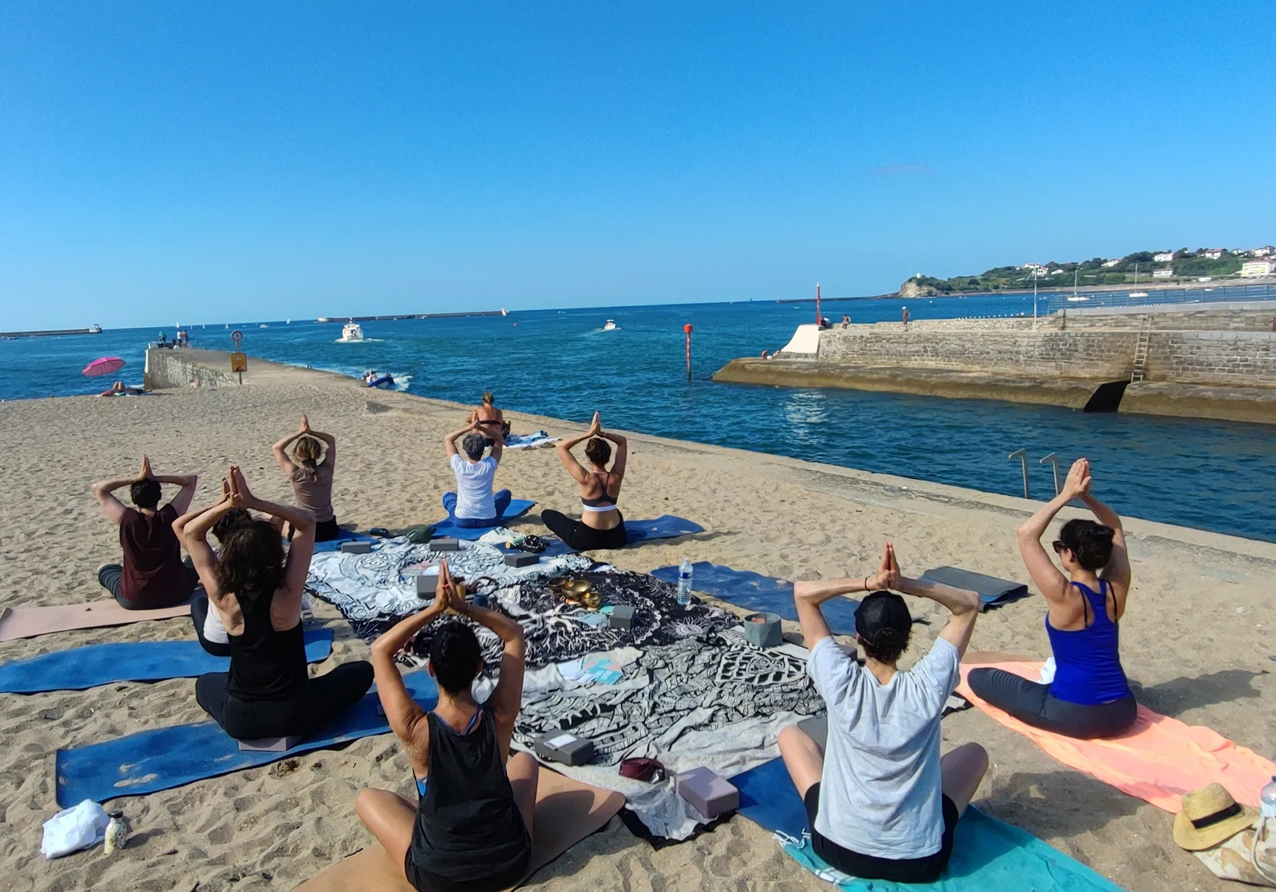 Cours de Yoga sur la Plage au Pays Basque, plage de Ciboure.