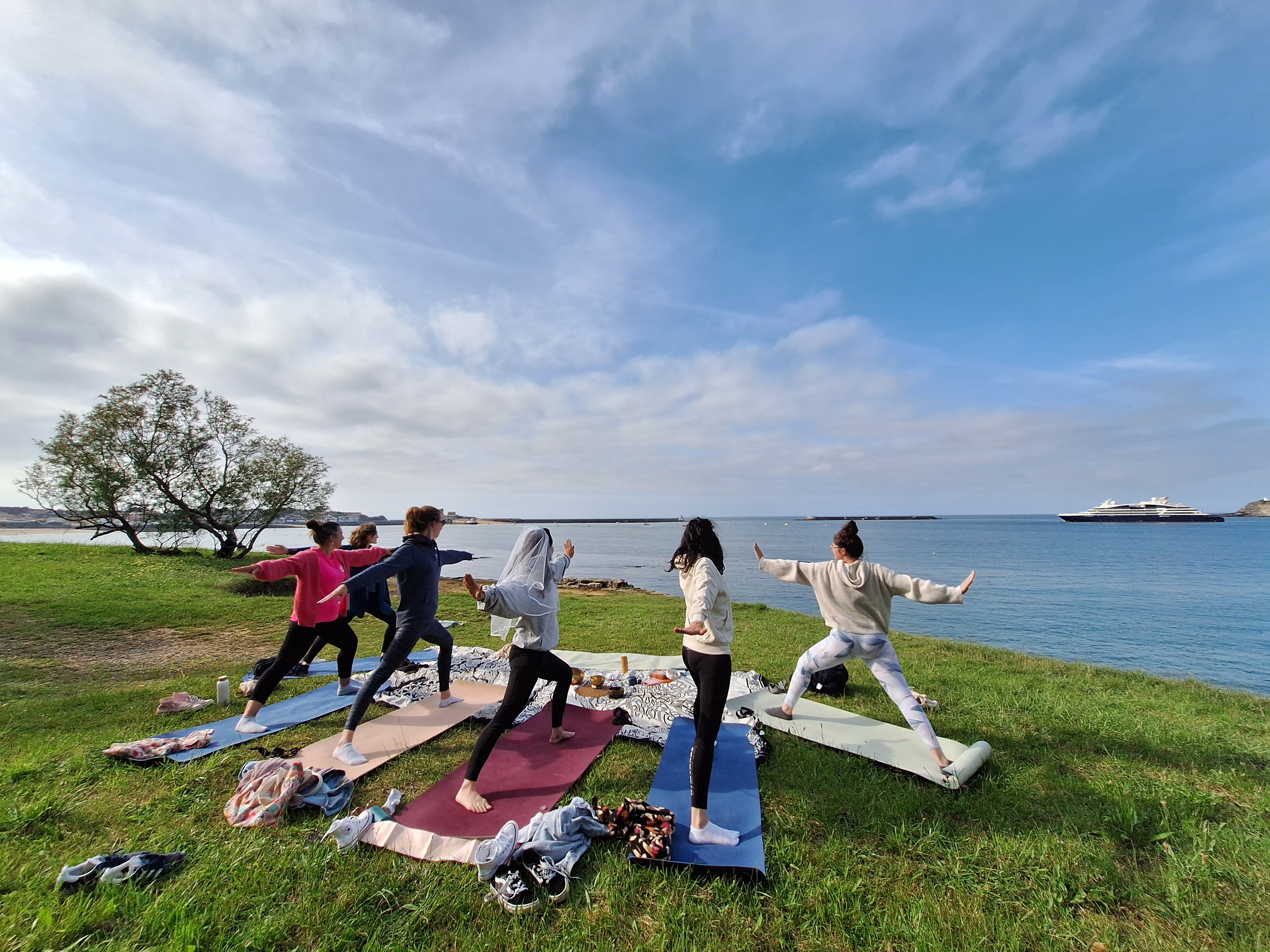 Séance de yoga EVJF sur la plage de Saint-Jean-de-Luz