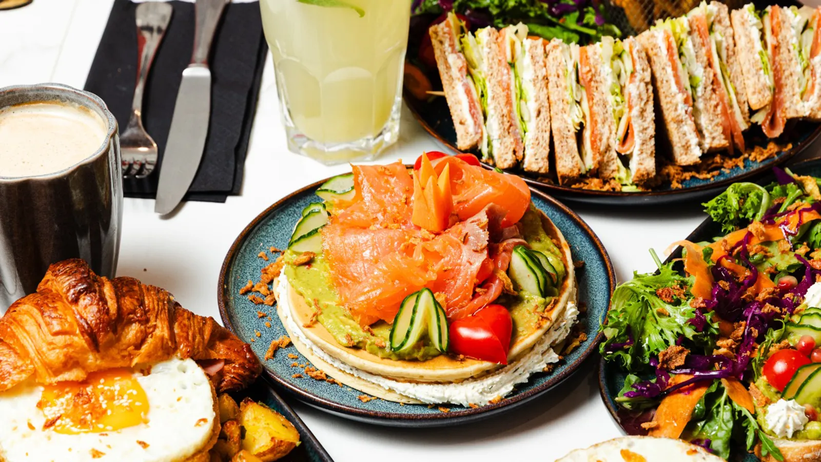 Table de brunch généreux chez DEKA, rue Hermel à Montmartre