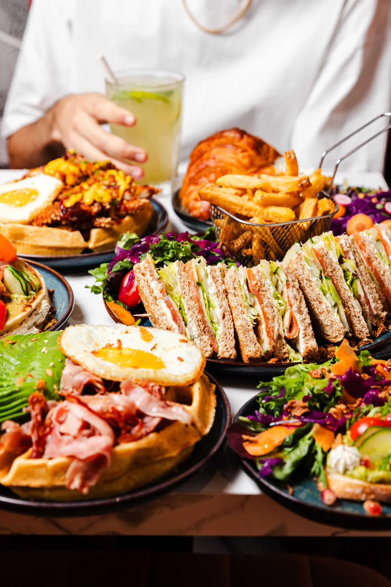 Table complète de brunch chez DEKA Paris 18