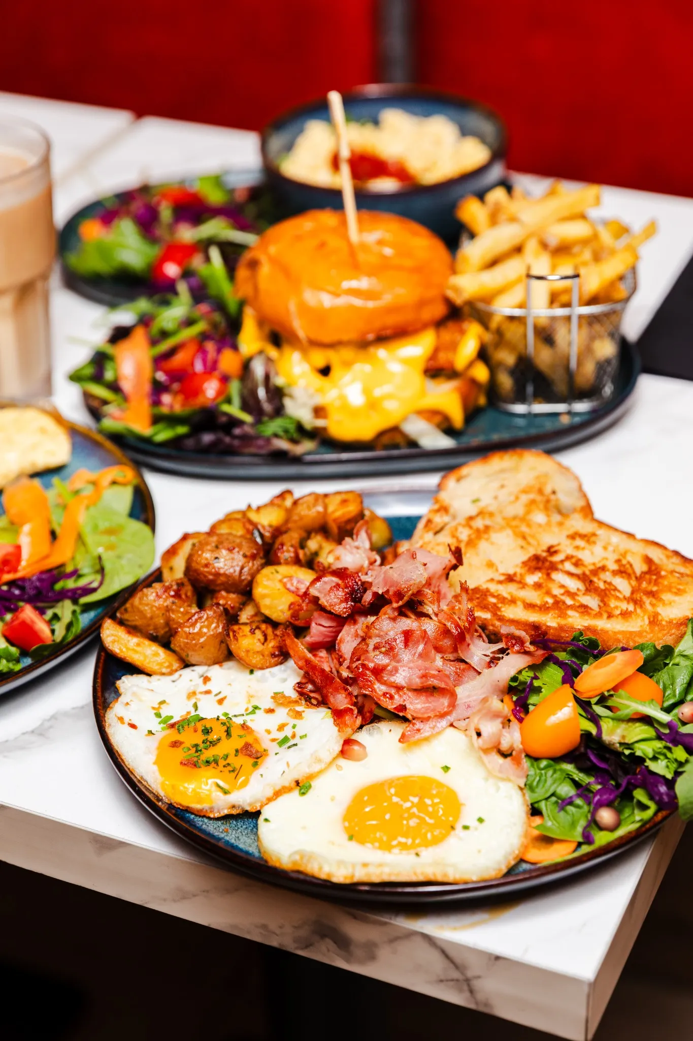Brunch généreux et plats maison chez DEKA à Montmartre