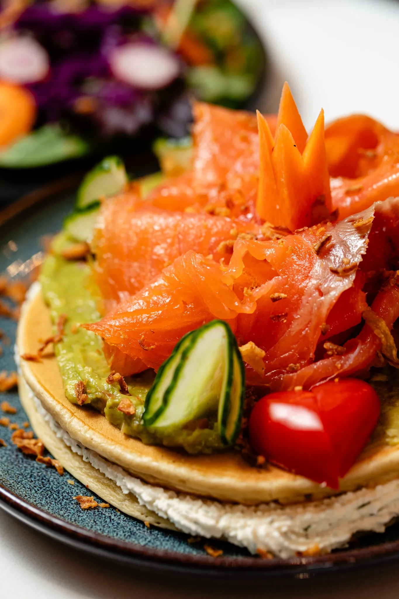 Pancakes au saumon servis chez DEKA Montmartre